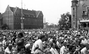 „Morze” ludzi na Placu Adama Mickiewicza i ulicy Święty Marcin