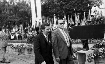 Lech Wałęsa i Zdzisław Rozwalak podczas uroczystości odsłonięcia pomnika Czerwca 56