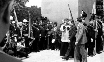 Lech Wałęsa, Zdzisław Rozwalak, Anna Strzałkowska, Stanisław Matyja pod pomnikiem Czerwca 56