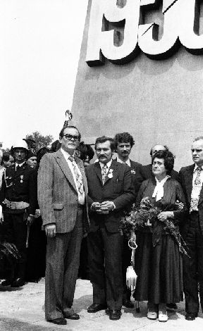 Lech Wałęsa, Anna Strzałkowska, Zdzisław Rozwalak i Mieczysław Dyrda pod pomnikiem Czerwca 56