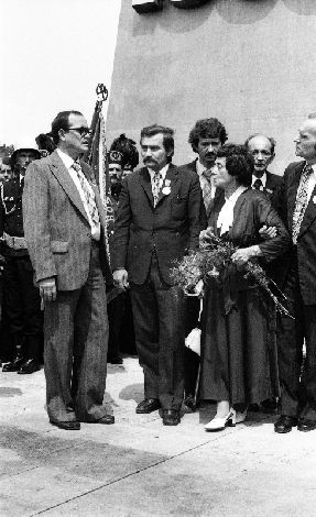Lech Wałęsa, Anna Strzałkowska, Zdzisław Rozwalak i Stanisław Matyja pod pomnikiem Czerwca 56