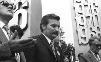 Lecha Wałęsa i Zdzisław Rozwalak podczas uroczystości odsłonięcia ponika Czerwca 56