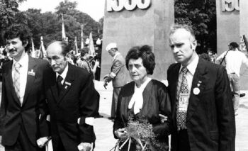 Anna Strzałkowska, Stanisław Matyja i Mieczysław Dyrda przed pomnikiem Czerwca 56