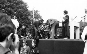 Lech Wałęsa i Anna Strzałkowska podczas uroczystości odsłonięcia pomnika Czerwca 56