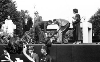 Lech Wałęsa, Anna Strzałkowska i Zdzisław Rozwalak podczas uroczystości odsłonięcia pomnika Czerwca 56