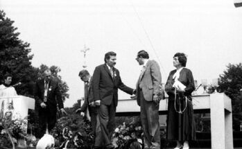 Lech Wałęsa, Anna Strzałkowska i Zdzisław Rozwalak podczas uroczystości odsłonięcia pomnika Czerwca 56