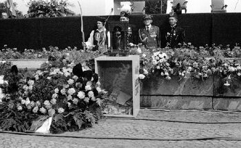 Kombatanci na placu Adama Mickiewicza podczas uroczystości odsłonięcia pomnika Czerwca 56