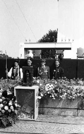 Kombatanci na placu Adama Mickiewicza podczas uroczystości odsłonięcia pomnika Czerwca 56