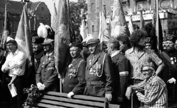 Kombatanci podczas uroczystości odsłonięcia pomnika Czerwca 56