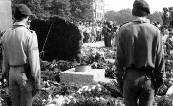 Składanie kwiatów pod pomnikiem Czerwca 56