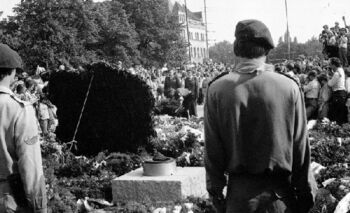 Składanie kwiatów pod pomnikiem Czerwca 56