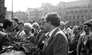 Aleksandra Banasiak, Lech Wałęsa i Zdzisław Rozwalak podczas uroczystości osłonięcia pomnika Czerwca 56