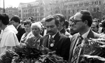 Lech Wałęsa, Aleksandra Banasiak i Zdzisław Rozwalak podczas uroczystości osłonięcia pomnika Czerwca 56