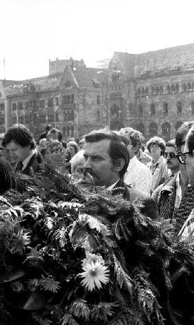 Lech Wałęsa podczas uroczystości odsłonięcia pomnika Czerwca 56