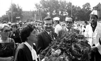 Anna Strzałkowska, Lech Wałęsa i Zdzisław Rozwalak podczas uroczystości osłonięcia pomnika Czerwca 56