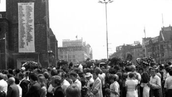 Tłumy uczestników uroczystości osłonięcia pomnika Czerwca 56 zgromadzone na ulicy Św. Marcin i Al. Niepodległości; w tle lista ofiar Czerwca 56
