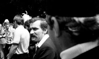 Lech Wałęsa podczas uroczystości odsłonięcia pomnika Czerwca 56