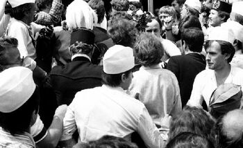 Uczestnicy uroczystości odsłonięcia pomnika Czerwca 56