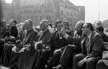 Lech Wałęsa i Zdzisław Rozwalak podczas uroczystości odsłonięcia pomnika Czerwca 56