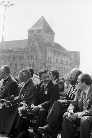 Lech Wałęsa i Zdzisław Rozwalak podczas uroczystości odsłonięcia pomnika Czerwca 56