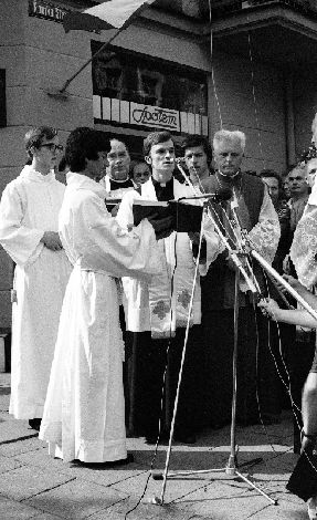 Uroczystość poświęcenia tablicy pamiątkowej Romka Strzałkowskiego