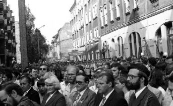Tłumy uczestniczące w odsłonięciu tablicy Romka Strzałkowskiego