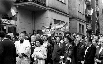 Tłumy uczestniczące w odsłonięciu tablicy Romka Strzałkowskiego; na pierwszym planie Anna Strzałkowska