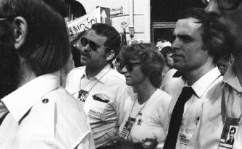 Maciej Heneberg, Teresa Gierszewska i W. Alexiewicz podczas uroczystości odsłonięcia tablicy Romka Strzałkowskiego
