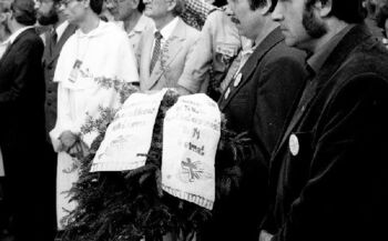 Delegacja Solidarności składająca kwiaty pod tablicą pamiątkową Romka Strzałkowskiego