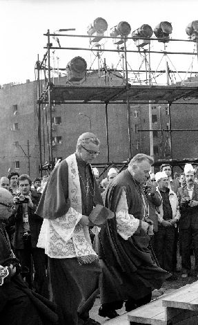 Kard. Franciszek Macharski w dniu odsłonięcia tablicy pamiątkowej w Zakładach im. Hipolita Cegielskiego