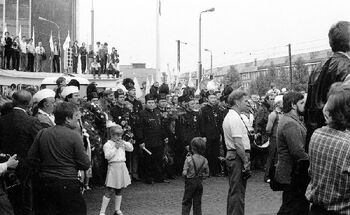 Tłum podczas uroczystości odsłonięcia tablicy pamiątkowej w Zakładach im. Hipolita Cegielskiego