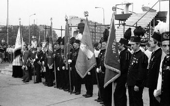 Górnicze delegacje podczas uroczystości odsłonięcia tablicy pamiątkowej w Zakładach im. Hipolita Cegielskiego