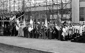 Delegacje Solidarności podczas uroczystości odsłonięcia tablicy pamiątkowej w Zakładach im. Hipolita Cegielskiego