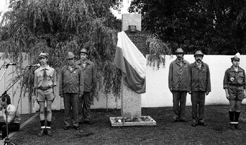 Warta przy tablicy pamiątkowej przed W-3 w HCP