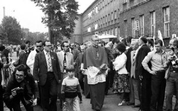 Kard. Franciszek Macharski i Zdzisław Rozwalak w dniu odsłonięcia tablicy pamiątkowej przed W-3 w HCP