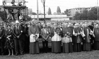 Kard. Franciszek Macharski, Bogdan Ciszak, abp Jerzy Stroba podczas uroczystości odsłonięcia tablicy pamiątkowej przed HCP