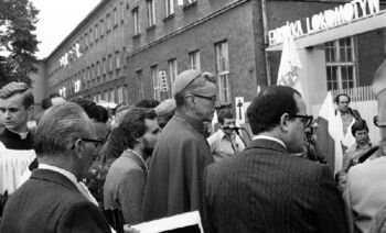 Zdzisław Rozwalak, kard. Franciszek Macharski i Bogdan Ciszak podczas uroczystości odsłonięcia tablicy pamiątkowej przed W-3 w HCP
