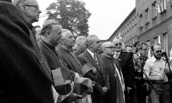 Kard. Franciszek Macharski, abp Jerzy Stroba podczas uroczystości odsłonięcia tablicy pamiątkowej przed W-3 w HCP