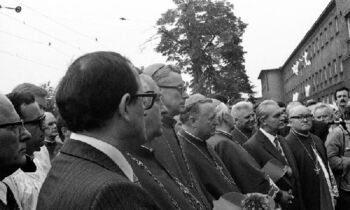 Zdzisław Rozwalak, kard. Franciszek Macharski, abp Jerzy Stroba podczas uroczystości odsłonięcia tablicy pamiątkowej przed W-3 w HCP