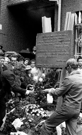 Składanie kwiatów pod tablicą pamiątkową przed MPK przy ulicy Gajowej
