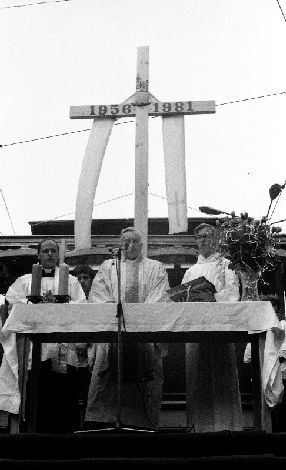 Msza święta podczas uroczystości odsłonięcia tablicy pamiątkowej przed MPK przy ulicy Gajowej