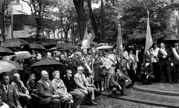 Uczestnicy uroczystości odsłonięcia tablicy pamiątkowej przed MPK przy ulicy Gajowej