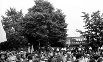 Tłumy uczestniczące w uroczystości odsłonięcia tablicy pamiątkowej przed ZNTK
