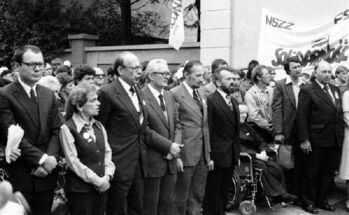 Wśród uczestników uroczystości odsłonięcia tablicy pamiątkowej przed ZNTK m.in. Krystyna Feldman, prof. Ziółkowski, Kazimierz Świtoń, ks. Czesław Białek
