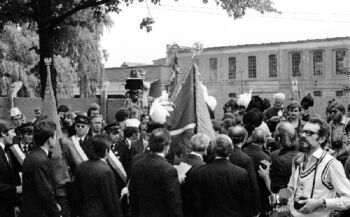 Uczestnicy uroczystości odsłonięcia tablicy pamiątkowej przed ZNTK