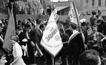 Uczestnicy uroczystości odsłonięcia tablicy pamiątkowej przed ZNTK