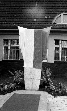 Tablica pamiątkowa przed ZNTK tuz przed odsłonięciem