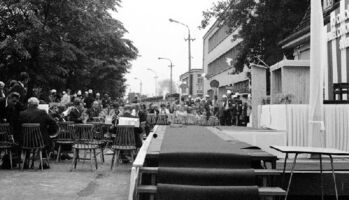 Ulica Robocza przed rozpoczęciem uroczystości odsłonięcia tablicy pamiątkowej przed ZNTK