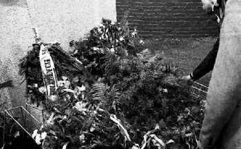 Kwiaty pod tablicą pamiątkową ZNTK