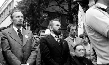 Wśród uczestników uroczystości odsłonięcia tablicy pamiątkowej przed ZNTK m.in. Kazimierz Świtoń i ks. Czesław Białek